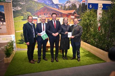 Herr Bundesminister Norbert Totschnig besuchte auch 2024 die internationale gr&uuml;ne Woche in Berlin. Um sich einen Eindruck der Messe zu machen, machte er einen Rundgang und besuchte die &ouml;sterreichischen Austellerinnen und Aussteller an ihren St&auml;nden.