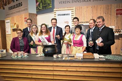 Herr Bundesminister Norbert Totschnig besuchte auch 2024 die internationale gr&uuml;ne Woche in Berlin. Um sich einen Eindruck der Messe zu machen, machte er einen Rundgang und besuchte die &ouml;sterreichischen Austellerinnen und Aussteller an ihren St&auml;nden.