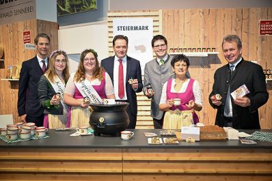 Herr Bundesminister Norbert Totschnig besuchte auch 2024 die internationale gr&uuml;ne Woche in Berlin. Um sich einen Eindruck der Messe zu machen, machte er einen Rundgang und besuchte die &ouml;sterreichischen Austellerinnen und Aussteller an ihren St&auml;nden.