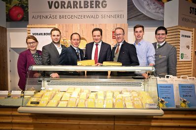 Herr Bundesminister Norbert Totschnig besuchte auch 2024 die internationale gr&uuml;ne Woche in Berlin. Um sich einen Eindruck der Messe zu machen, machte er einen Rundgang und besuchte die &ouml;sterreichischen Austellerinnen und Aussteller an ihren St&auml;nden.