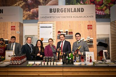 Herr Bundesminister Norbert Totschnig besuchte auch 2024 die internationale gr&uuml;ne Woche in Berlin. Um sich einen Eindruck der Messe zu machen, machte er einen Rundgang und besuchte die &ouml;sterreichischen Austellerinnen und Aussteller an ihren St&auml;nden.