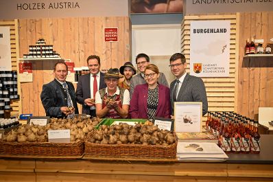 Herr Bundesminister Norbert Totschnig besuchte auch 2024 die internationale gr&uuml;ne Woche in Berlin. Um sich einen Eindruck der Messe zu machen, machte er einen Rundgang und besuchte die &ouml;sterreichischen Austellerinnen und Aussteller an ihren St&auml;nden.