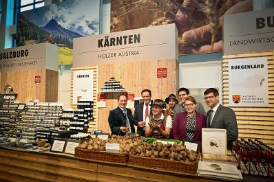 Herr Bundesminister Norbert Totschnig besuchte auch 2024 die internationale gr&uuml;ne Woche in Berlin. Um sich einen Eindruck der Messe zu machen, machte er einen Rundgang und besuchte die &ouml;sterreichischen Austellerinnen und Aussteller an ihren St&auml;nden.