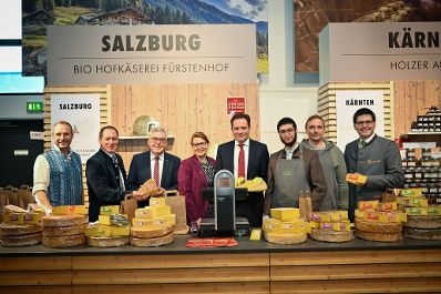 Herr Bundesminister Norbert Totschnig besuchte auch 2024 die internationale gr&uuml;ne Woche in Berlin. Um sich einen Eindruck der Messe zu machen, machte er einen Rundgang und besuchte die &ouml;sterreichischen Austellerinnen und Aussteller an ihren St&auml;nden.