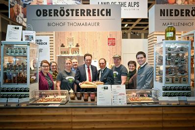 Herr Bundesminister Norbert Totschnig besuchte auch 2024 die internationale gr&uuml;ne Woche in Berlin. Um sich einen Eindruck der Messe zu machen, machte er einen Rundgang und besuchte die &ouml;sterreichischen Austellerinnen und Aussteller an ihren St&auml;nden.