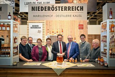 Herr Bundesminister Norbert Totschnig besuchte auch 2024 die internationale gr&uuml;ne Woche in Berlin. Um sich einen Eindruck der Messe zu machen, machte er einen Rundgang und besuchte die &ouml;sterreichischen Austellerinnen und Aussteller an ihren St&auml;nden.