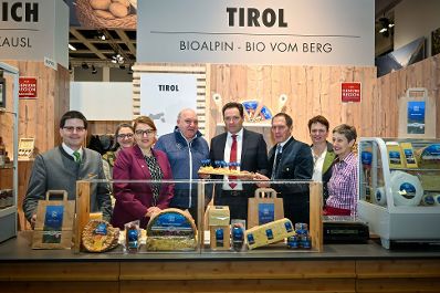 Herr Bundesminister Norbert Totschnig besuchte auch 2024 die internationale gr&uuml;ne Woche in Berlin. Um sich einen Eindruck der Messe zu machen, machte er einen Rundgang und besuchte die &ouml;sterreichischen Austellerinnen und Aussteller an ihren St&auml;nden.