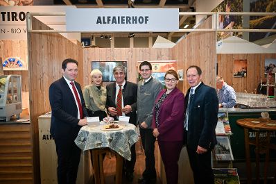 Herr Bundesminister Norbert Totschnig besuchte auch 2024 die internationale gr&uuml;ne Woche in Berlin. Um sich einen Eindruck der Messe zu machen, machte er einen Rundgang und besuchte die &ouml;sterreichischen Austellerinnen und Aussteller an ihren St&auml;nden.