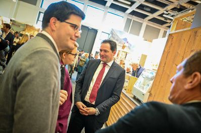 Herr Bundesminister Norbert Totschnig besuchte auch 2024 die internationale gr&uuml;ne Woche in Berlin. Um sich einen Eindruck der Messe zu machen, machte er einen Rundgang und besuchte die &ouml;sterreichischen Austellerinnen und Aussteller an ihren St&auml;nden.