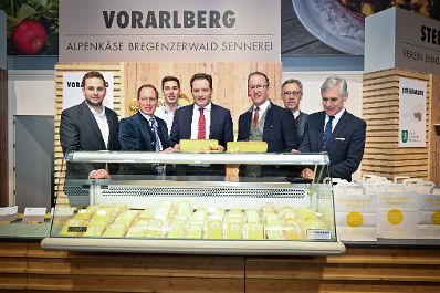 Herr Bundesminister Norbert Totschnig besuchte auch 2024 die internationale gr&uuml;ne Woche in Berlin. Um sich einen Eindruck der Messe zu machen, machte er einen Rundgang und besuchte die &ouml;sterreichischen Austellerinnen und Aussteller an ihren St&auml;nden.