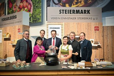 Herr Bundesminister Norbert Totschnig besuchte auch 2024 die internationale gr&uuml;ne Woche in Berlin. Um sich einen Eindruck der Messe zu machen, machte er einen Rundgang und besuchte die &ouml;sterreichischen Austellerinnen und Aussteller an ihren St&auml;nden.