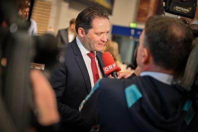 Herr Bundesminister Norbert Totschnig besuchte auch 2024 die internationale gr&uuml;ne Woche in Berlin. Um sich einen Eindruck der Messe zu machen, machte er einen Rundgang und besuchte die &ouml;sterreichischen Austellerinnen und Aussteller an ihren St&auml;nden.