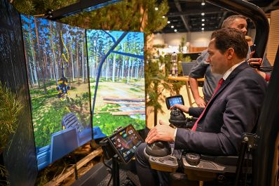 Herr Bundesminister Norbert Totschnig besuchte auch 2024 die internationale gr&uuml;ne Woche in Berlin. Um sich einen Eindruck der Messe zu machen, machte er einen Rundgang und besuchte die &ouml;sterreichischen Austellerinnen und Aussteller an ihren St&auml;nden.
