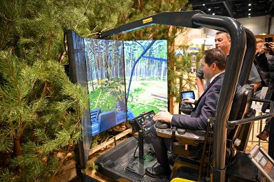 Herr Bundesminister Norbert Totschnig besuchte auch 2024 die internationale gr&uuml;ne Woche in Berlin. Um sich einen Eindruck der Messe zu machen, machte er einen Rundgang und besuchte die &ouml;sterreichischen Austellerinnen und Aussteller an ihren St&auml;nden.