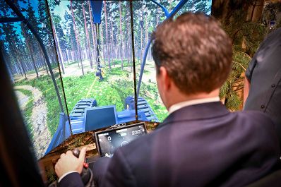 Herr Bundesminister Norbert Totschnig besuchte auch 2024 die internationale gr&uuml;ne Woche in Berlin. Um sich einen Eindruck der Messe zu machen, machte er einen Rundgang und besuchte die &ouml;sterreichischen Austellerinnen und Aussteller an ihren St&auml;nden.