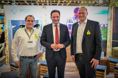 Herr Bundesminister Norbert Totschnig besuchte auch 2024 die internationale gr&uuml;ne Woche in Berlin. Um sich einen Eindruck der Messe zu machen, machte er einen Rundgang und besuchte die &ouml;sterreichischen Austellerinnen und Aussteller an ihren St&auml;nden.