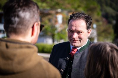 Garteln mitten in Innsbruck: Bundesminister Norbert Totschnig stattete den Gewinnerinnen und Gewinnern des Urban Gardening-Gewinnspiels beim Innsbrucker Hofgarten einen Besuch ab.