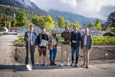 Garteln mitten in Innsbruck: Bundesminister Norbert Totschnig stattete den Gewinnerinnen und Gewinnern des Urban Gardening-Gewinnspiels beim Innsbrucker Hofgarten einen Besuch ab. Im Bild (v.l.n.r.): David Seidemann von der Biog&auml;rtnerei Seidemann, Martin Weitschacher von Ecolets, Sandra und Martin (Gewinner), Bundesminister Norbert Totschnig und der Leiter der Bundesg&auml;rten Gerd Koch;