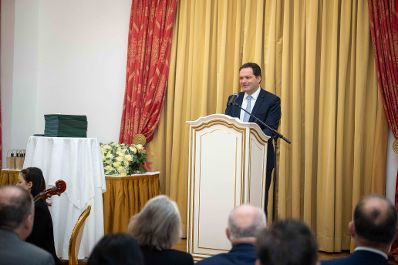 Herr Bundesminister Norbert Totschnig verlieh im Palais Coburg den Titel &Ouml;konomierat / &Ouml;konomier&auml;tin.