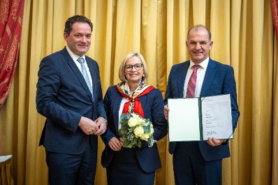 Herr Bundesminister Norbert Totschnig verlieh im Palais Coburg den Titel &Ouml;konomierat / &Ouml;konomier&auml;tin.