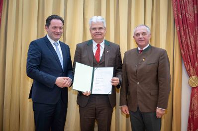 Herr Bundesminister Norbert Totschnig verlieh im Palais Coburg den Titel &Ouml;konomierat / &Ouml;konomier&auml;tin.