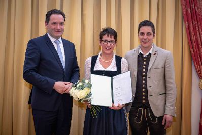 Herr Bundesminister Norbert Totschnig verlieh im Palais Coburg den Titel &Ouml;konomierat / &Ouml;konomier&auml;tin.