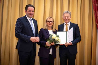 Herr Bundesminister Norbert Totschnig verlieh im Palais Coburg den Titel &Ouml;konomierat / &Ouml;konomier&auml;tin.