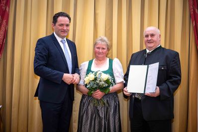 Herr Bundesminister Norbert Totschnig verlieh im Palais Coburg den Titel &Ouml;konomierat / &Ouml;konomier&auml;tin.