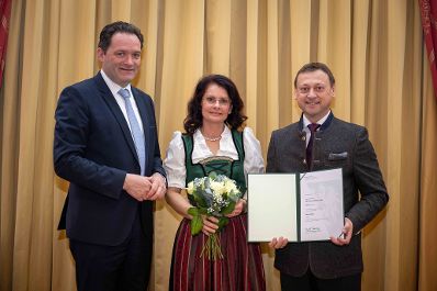Herr Bundesminister Norbert Totschnig verlieh im Palais Coburg den Titel &Ouml;konomierat / &Ouml;konomier&auml;tin.