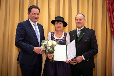 Herr Bundesminister Norbert Totschnig verlieh im Palais Coburg den Titel &Ouml;konomierat / &Ouml;konomier&auml;tin.