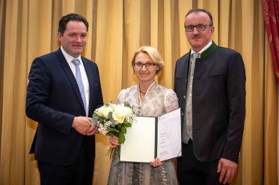Herr Bundesminister Norbert Totschnig verlieh im Palais Coburg den Titel &Ouml;konomierat / &Ouml;konomier&auml;tin.