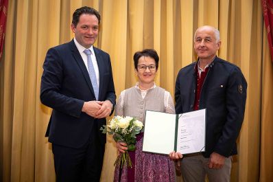 Herr Bundesminister Norbert Totschnig verlieh im Palais Coburg den Titel &Ouml;konomierat / &Ouml;konomier&auml;tin.