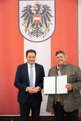 Herr Bundesminister Norbert Totsschnig verlieh im Namen des Herrn Bundespr&auml;sidenten Dr. Alexander Van der Bellen den Titel &Ouml;konomierat im Marmorsaal des Regierungsgeb&auml;udes.