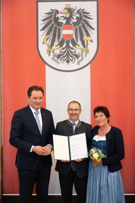Herr Bundesminister Norbert Totsschnig verlieh im Namen des Herrn Bundespr&auml;sidenten Dr. Alexander Van der Bellen den Titel &Ouml;konomierat im Marmorsaal des Regierungsgeb&auml;udes.