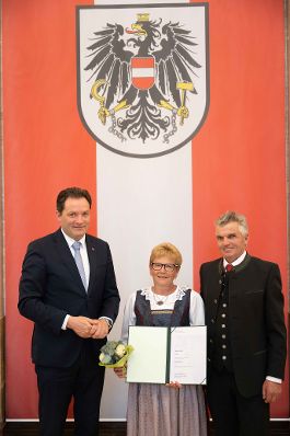 Herr Bundesminister Norbert Totsschnig verlieh im Namen des Herrn Bundespr&auml;sidenten Dr. Alexander Van der Bellen den Titel &Ouml;konomierat im Marmorsaal des Regierungsgeb&auml;udes.