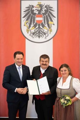 Herr Bundesminister Norbert Totsschnig verlieh im Namen des Herrn Bundespr&auml;sidenten Dr. Alexander Van der Bellen den Titel &Ouml;konomierat im Marmorsaal des Regierungsgeb&auml;udes.