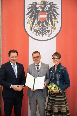 Herr Bundesminister Norbert Totsschnig verlieh im Namen des Herrn Bundespr&auml;sidenten Dr. Alexander Van der Bellen den Titel &Ouml;konomierat im Marmorsaal des Regierungsgeb&auml;udes.