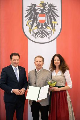 Herr Bundesminister Norbert Totsschnig verlieh im Namen des Herrn Bundespr&auml;sidenten Dr. Alexander Van der Bellen den Titel &Ouml;konomierat im Marmorsaal des Regierungsgeb&auml;udes.
