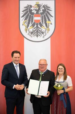 Herr Bundesminister Norbert Totsschnig verlieh im Namen des Herrn Bundespr&auml;sidenten Dr. Alexander Van der Bellen den Titel &Ouml;konomierat im Marmorsaal des Regierungsgeb&auml;udes.
