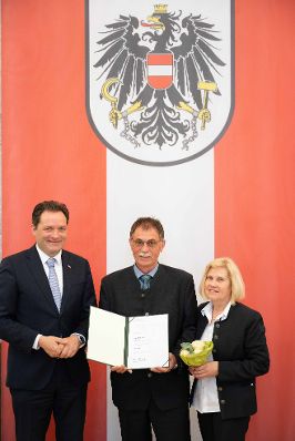 Herr Bundesminister Norbert Totsschnig verlieh im Namen des Herrn Bundespr&auml;sidenten Dr. Alexander Van der Bellen den Titel &Ouml;konomierat im Marmorsaal des Regierungsgeb&auml;udes.