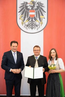 Herr Bundesminister Norbert Totsschnig verlieh im Namen des Herrn Bundespr&auml;sidenten Dr. Alexander Van der Bellen den Titel &Ouml;konomierat im Marmorsaal des Regierungsgeb&auml;udes.