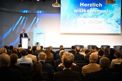 Herr Bundesminister Norbert Totschnig hielt am &Ouml;VWG-Symposium Wasserversorgung 2024 Begr&uuml;ssungsworte vor Publikum.