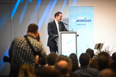 Herr Bundesminister Norbert Totschnig hielt am &Ouml;VWG-Symposium Wasserversorgung 2024 Begr&uuml;ssungsworte vor Publikum.