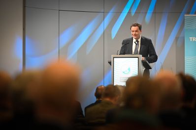 Herr Bundesminister Norbert Totschnig hielt am &Ouml;VWG-Symposium Wasserversorgung 2024 Begr&uuml;ssungsworte vor Publikum.