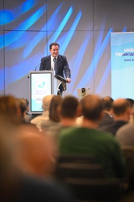 Herr Bundesminister Norbert Totschnig hielt am &Ouml;VWG-Symposium Wasserversorgung 2024 Begr&uuml;ssungsworte vor Publikum.