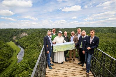 Im Rahmen einer Festveranstaltung zum 25-j&auml;hrigen Bestehen des Nationalparks Thayatal wurde die neue Aussichtswarte &bdquo;Umlaufblick&ldquo; er&ouml;ffnet.