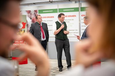 Herr Bundesminister Norbert Totschnig zeichnete bei der AMA-Hoftafelverleihung bei der Rieder Messe Rinderzucht- sowie Schweinezuchtbetriebe aus.