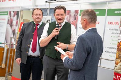Herr Bundesminister Norbert Totschnig zeichnete bei der AMA-Hoftafelverleihung bei der Rieder Messe Rinderzucht- sowie Schweinezuchtbetriebe aus.