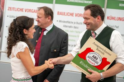 Herr Bundesminister Norbert Totschnig zeichnete bei der AMA-Hoftafelverleihung bei der Rieder Messe Rinderzucht- sowie Schweinezuchtbetriebe aus.