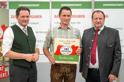 Herr Bundesminister Norbert Totschnig zeichnete bei der AMA-Hoftafelverleihung bei der Rieder Messe Rinderzucht- sowie Schweinezuchtbetriebe aus.
